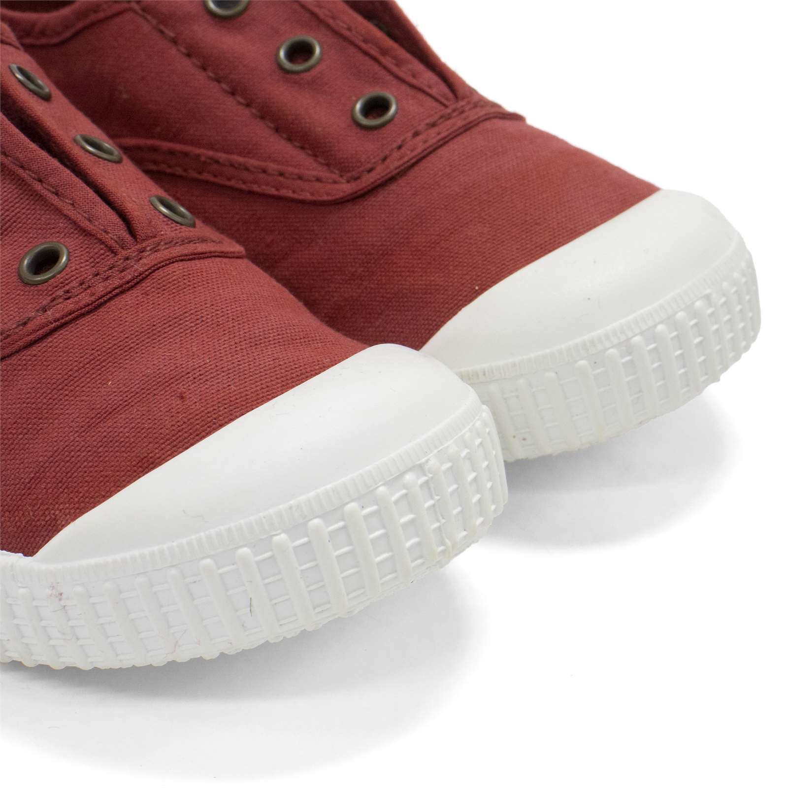 Victoria Boy 1915 Inglesa Slip-On Canvas Shoes