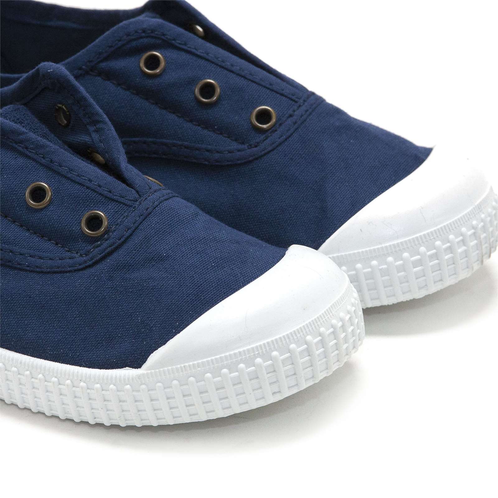 Victoria Boy 1915 Inglesa Slip-On Canvas Shoes